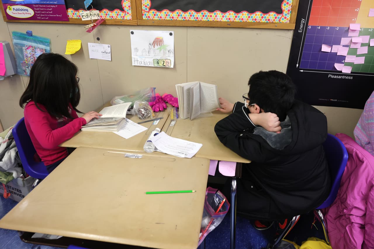 Sin embargo, el alcalde Eric Adams mantiene su postura de dejar las escuelas abiertas porque señala que es el lugar más seguro para los niños.
<br>