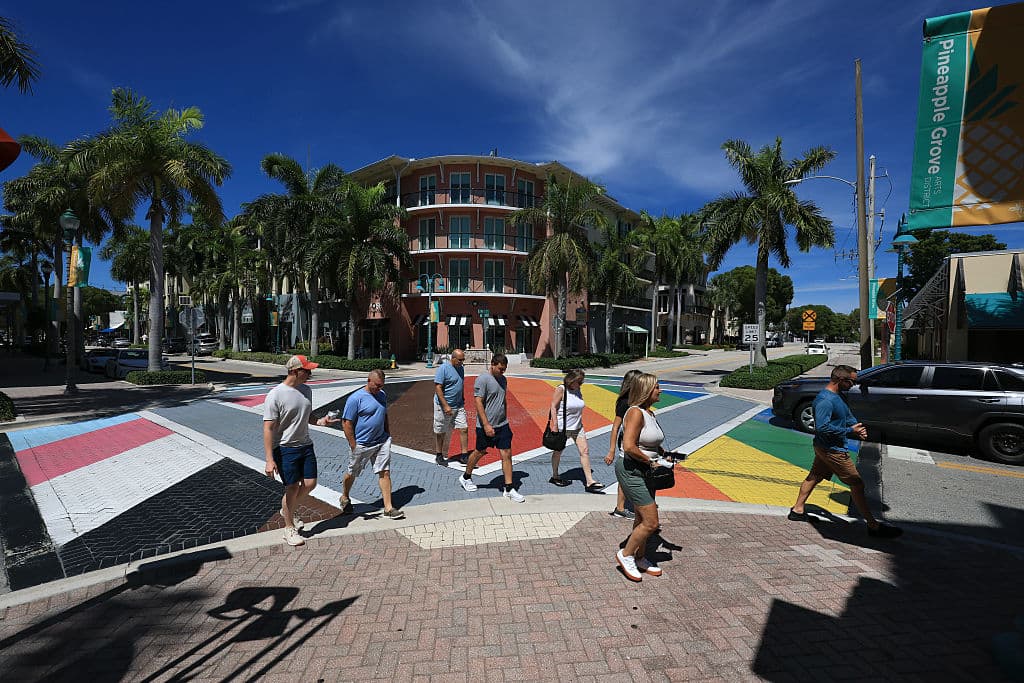 El mural permanece con los colores originales con los que fue pintado. La ciudad pudiera sufrir recortes de fondos por incumplimiento de la ley.
<br>