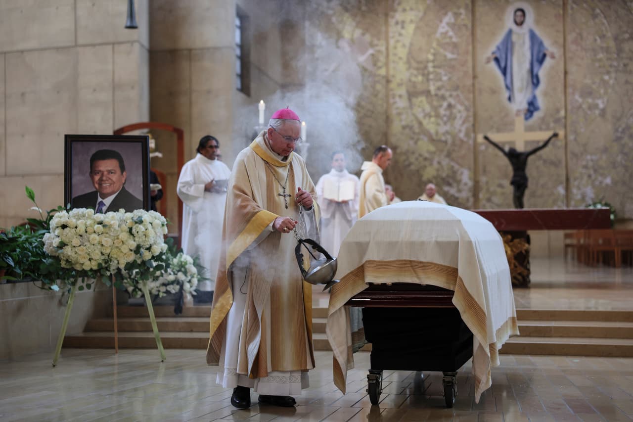 El servicio religioso comenzó con un acto solemne cuando el arzobispo José Gómez roció agua bendita sobre el ataúd de Valenzuela y luego esparció incienso sobre él. Un retrato del pitcher mexicano, sonriendo y con su característico porte, descansaba cerca del altar.