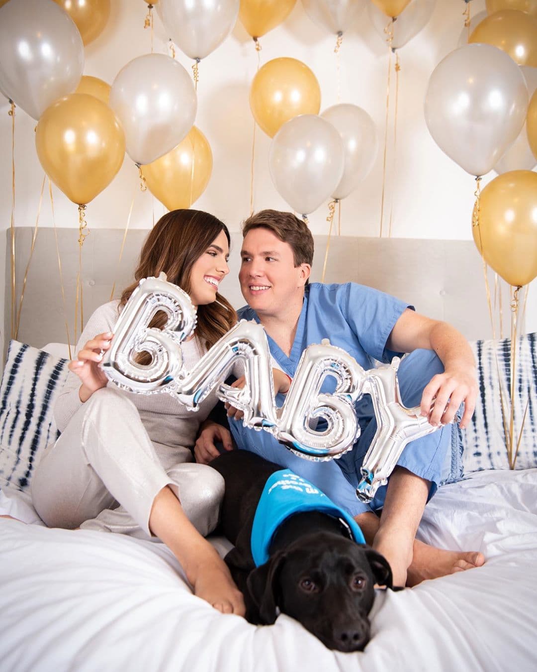 El gran acontecimiento sumará felicidad a la hermosa familia que Andrea y Alejandro ya tenían junto a su perrito Raising Milo.
<br>