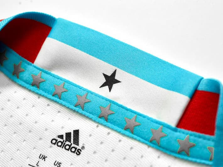 Los colores del uniforme entero vienen de la bandera, y las estrellas que se encuentran en el cuello de la camiseta están las estrellas ubicadas en la bandera.