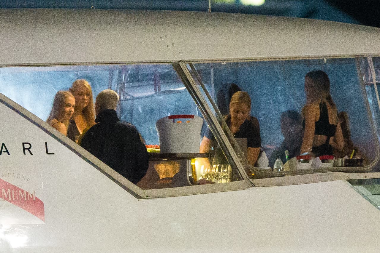Justin Bieber fue visto de fiesta en un barco con alrededor de diez mujeres, bebiendo, charlando y bailando hasta bien entrada la noche, desembarcando alrededor de la 1:30 a. m. el 12 de marzo. Justin también pareció entrar en una discusión con uno de sus guardias de seguridad antes de darle un abrazo.