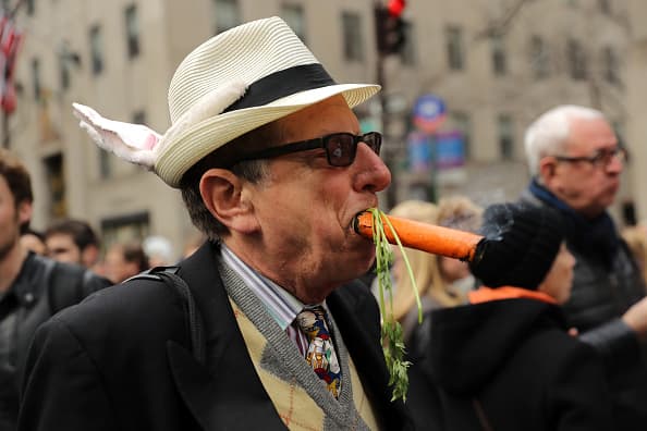 Con todo y zanahoria cargó para el desfile.
