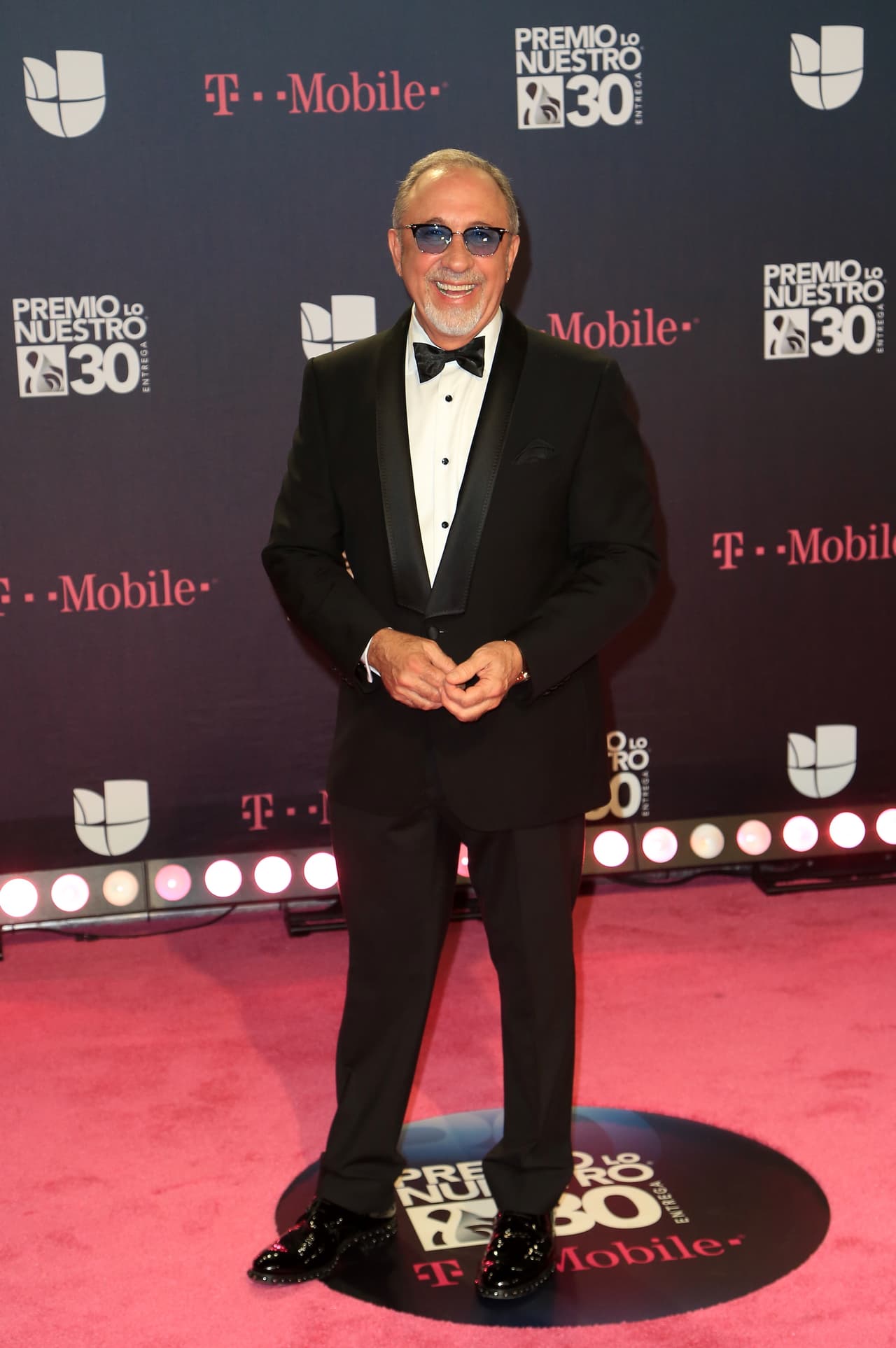 Siempre elegante y toda una institución en la música, así vimos llegar a Emilio Estefan.
