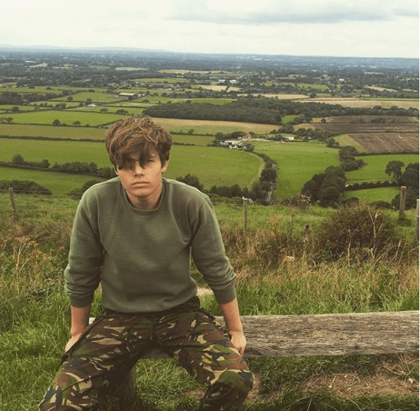 Mientras estuvo en Eton, Arthur formó parte de la Fuerza de Cadetes Combinada donde aprendió diversas habilidades militares.