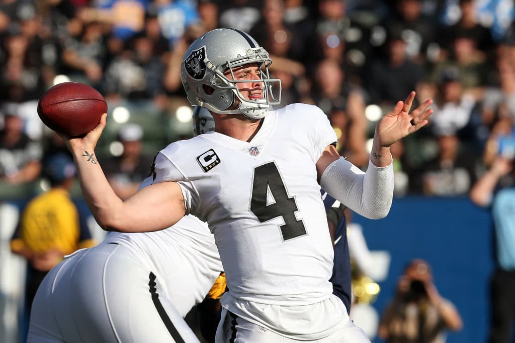 11) 
<b>Derek Carr, Oakland Raiders. </b>Es el segundo quarterback mejor pagado en la NFL, luego de una mala campaña en 2017 y lo que mostró en 2016, se le va a exigir que rinda como hace dos temporadas.