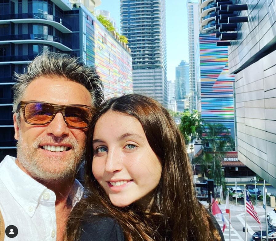 También con 
<b><a href="https://www.univision.com/entretenimiento/celebridades/conoce-a-las-tres-hijas-de-juan-soler-las-que-tuvo-con-maki-y-la-que-no-fotos" target="_blank">su hija Mía</a></b> ha publicado diversos momentos. 
<br>