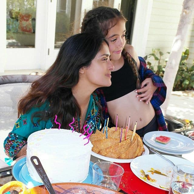 Su hija, Valentina, sabe que a su mami le encantan los pasteles y la consiente con ellos.