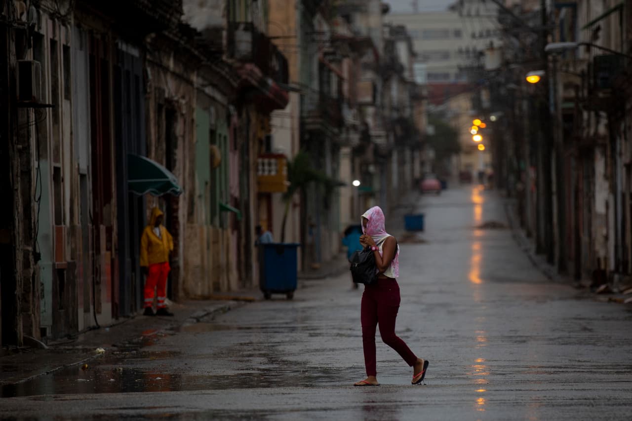 Un peatón cruza una calle vacía durante el paso del huracán Ian en La Habana, Cuba, la madrugada del jueves 27 de septiembre de 2022.