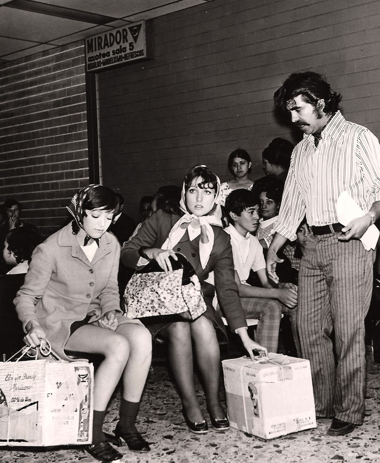 'Muchacha italiana viene a casarse' es la nueva versión homónima de la que protagonizaron
<b><a href="https://www.univision.com/famosos/1-2-3-angelica-maria-intenta-explicarle-a-su-hija-por-que-en-la-vida-no-existe-un-gran-amor-video">Angélica María</a> y Ricardo Blume</b> en 1971, la cual estaba basada en la historia original argentina de 1969.
<br>