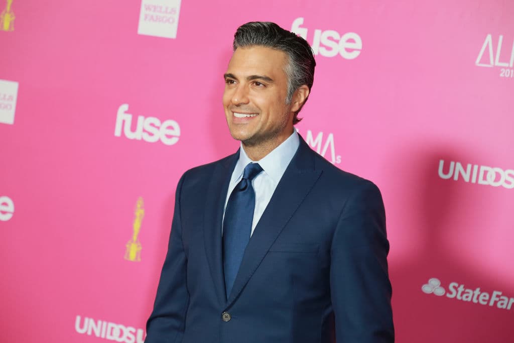 El actor mexicano también es aficionado al fútbol y con su estatura podría jugar de delantero sin mayor problema.