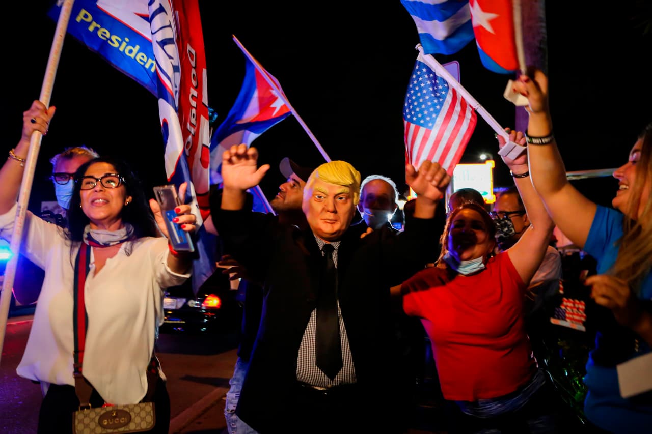 La música del conocido grupo Los Tres de La Habana, quienes apoyaron a Donald Trump, se escuchaba en la calle ocho mientras celebraban. 
<br>