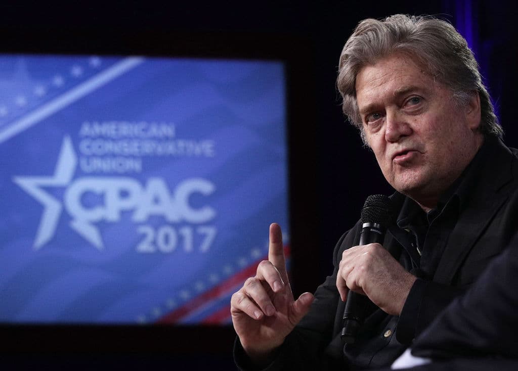 Así es uno de los libros de referencia de Steve Bannon: una alegoría racista de su lucha contra la inmigración