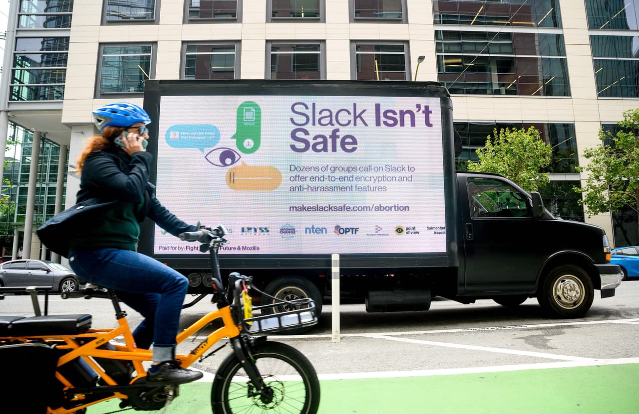 Los manifestantes pusieron camiones con mensajes en los que acusaban a Slack de no ser una plataforma segura.
<br>