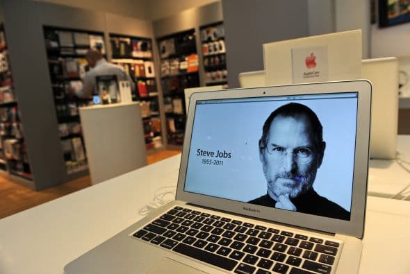 Un año después de la muerte de Steve Jobs sus productos siguen engordando las arcas de Apple, que nada en la abundancia económica a pesar de haber perdido el toque personal de su difunto cofundador, un "gurú" tecnológico capaz de convertir un teléfono en un objeto de deseo, informó Efe.