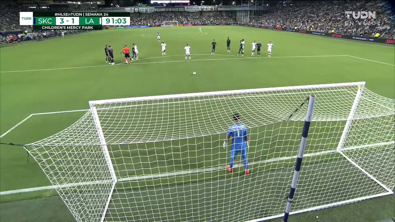 ¡GOL!  anota para LA Galaxy. Javier Hernández