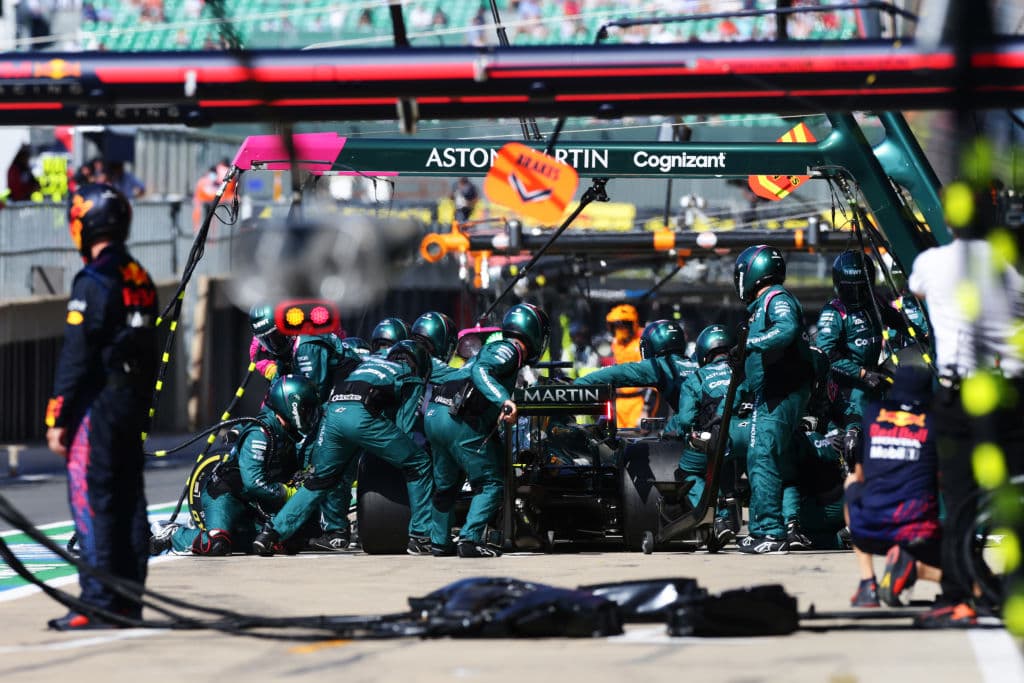 Termina el Grand Prix de Gran Bretaña con un mal sabor de boca. Lewis Hamilton se lleva el podio en casa a pesar de haberle chocado la monoplaza a Max Verstappen de Red Bull y dejarlo fuera de la contienda. Charles Leclerc logra su primer podio en segunda posición y Valtteri Bottas se queda con la tercera plaza. El piloto mexicano Sergio Pérez le roba un punto a Hamilton pero queda en 16.