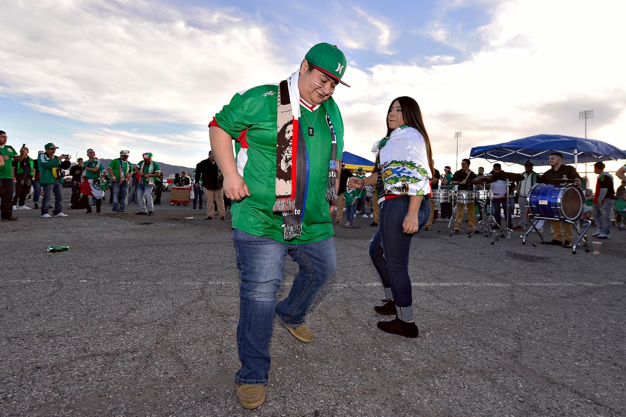 Los fanáticos mexicanos prendieron la fiesta en Las Vegas en medio del amistoso contra Islandia. Disfraces, colorido, amigos, familias, bellas mujeres y hasta música fueron parte del colorido de los presentes. Donde hay fiesta, hay baile.