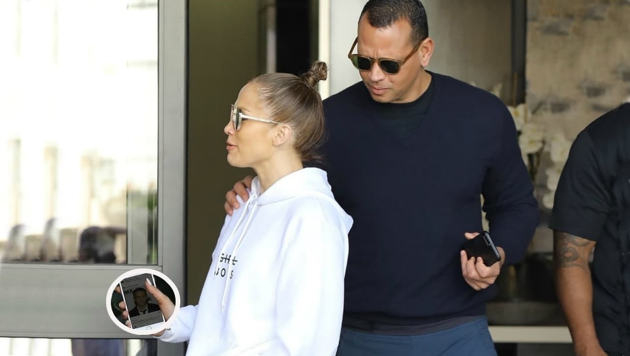La enorme pantalla del teléfono celular de Jennifer López delató qué hacía al salir de una cita médica, a la cual acudió en compañía de su inseparable novio, Alex Rodríguez (A-Rod).
