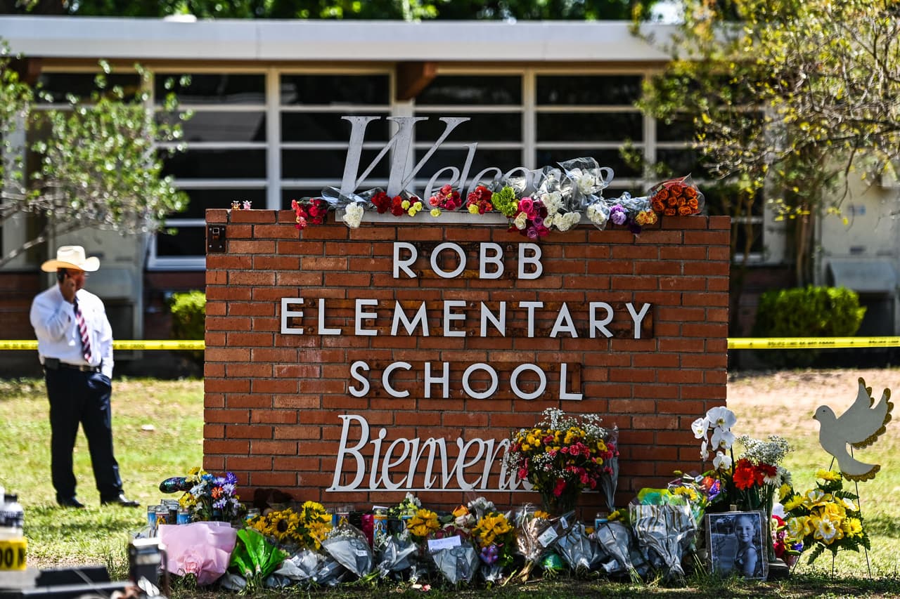 <h2 class="cms-H2-H2">1. Masacre en la Escuela Primaria Robb (Uvalde, Texas)</h2>
<br>
<br>➡️ 
<b>Fecha:</b> 24 de mayo de 2022.
<br>
<br>➡️
<b> Número de víctimas mortales: </b>21, entre ellos 19 niños.
<br>
<br>➡️ 
<b>¿Qué fue lo que ocurrió? </b>Salvador Ramos, de 18 años, 
<a href="https://www.univision.com/noticias/estados-unidos/lo-que-se-sabe-victimas-tiroteo-escuela-primaria-uvalde-texas">ingresó a la escuela primaria</a> y estuvo durante más de una hora en un salón de clases antes de que ingresaran las autoridades. El atacante se quitó la vida. 
<br>
<br>➡️
<b> ¿Quiénes eran las víctimas? </b>Layla Salazar, de 11 años, Makenna Lee Elrod, de 10, Miranda Mathis, de 11, Nevaeh Bravo, de 10, José Manuel Flores Jr., de 10, Xavier López, de 10, Tess Marie Mata, de 10, Rogelio Torres, de 10, Ellie Amyah García, de 9, Eliahna Torres, de 10, Annabell Guadalupe Rodríguez, de 10, Jackie Cázares, de 9, Uziyah García, de 10, Jayce Luevanos, de 10, Maité Yuleana Rodríguez, de 10, Jailah Nicole Silguero, de 10, Amerie Jo Garza, de 10, Lexi Aniyah Rubio, de 10, Alithia Ramírez, de 10, Eva Mireles, de 44 años e Irma García, de 48.
<br>
<br>➡️ 
<b>Arma utilizada: </b>Rifle semiautomático.
<br>