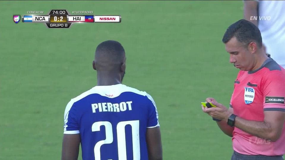 Tarjeta amarilla. El árbitro amonesta a Frantzdy Pierrot de Haiti
