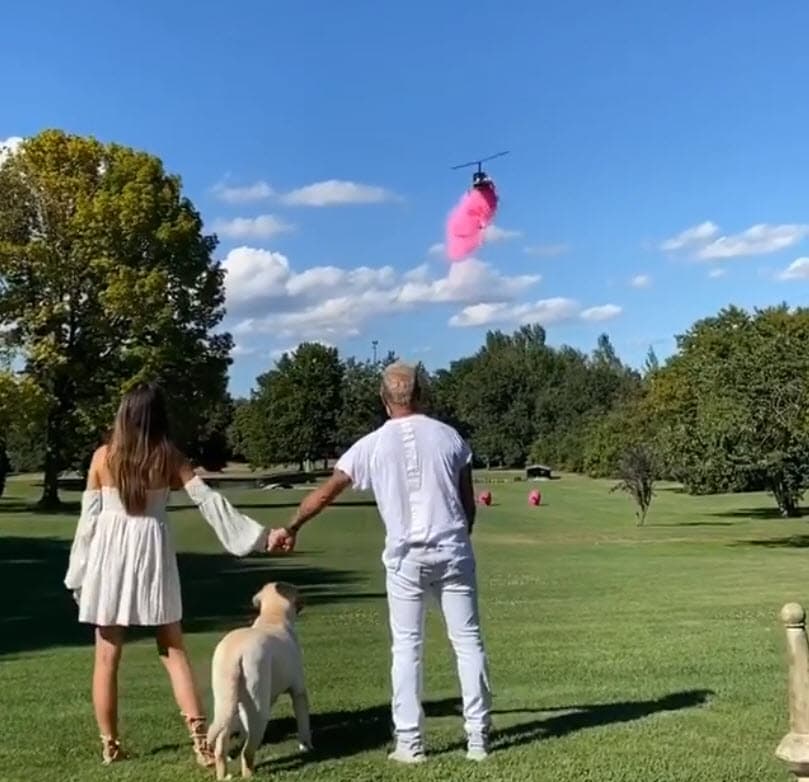 Se mostró encantada al ver cómo la carga para cambiarla y alimentarla.