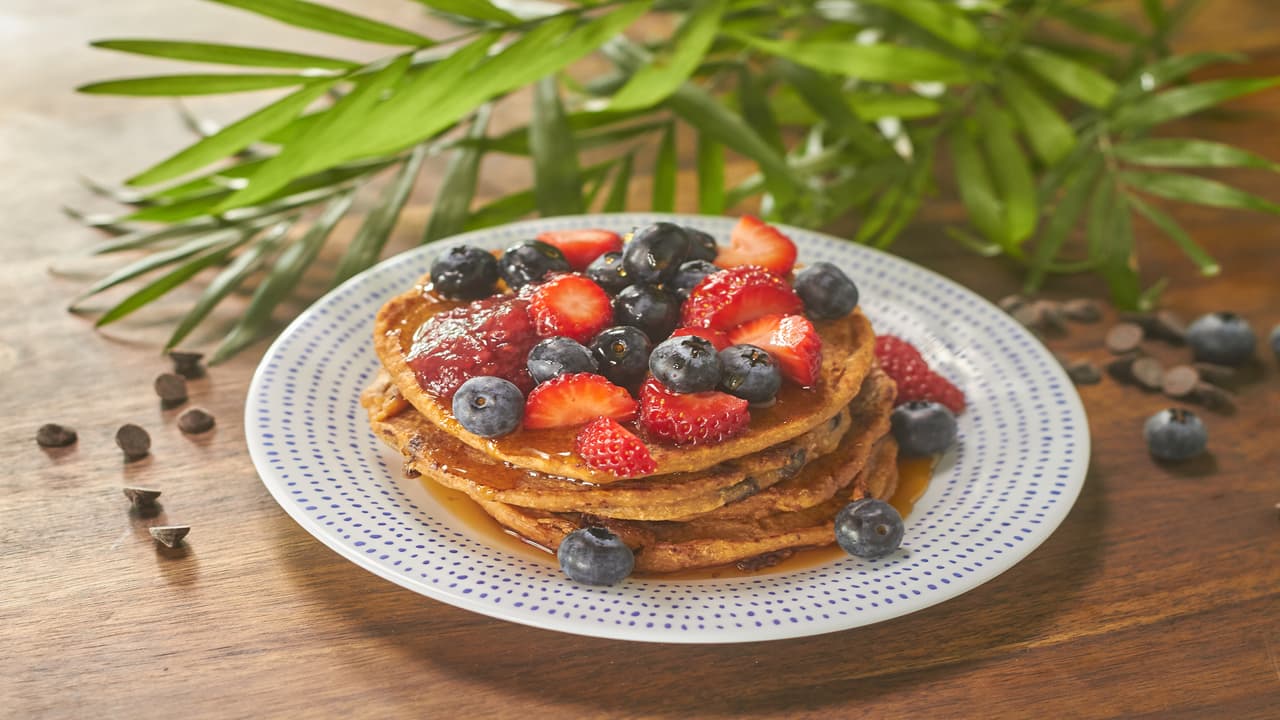 Hot cakes con mantequilla de maní, chocolate y arándanos