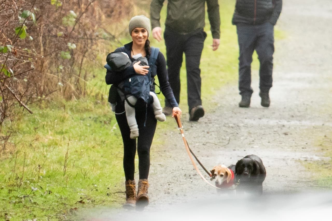 La última vez que el pequeño Archie fue visto en público iba en brazos de su madre, Meghan Markle, quien salió a dar un paseo al parque de su vecindario, en Victoria, Canadá, acompañada de sus perros Guy y Oz.
