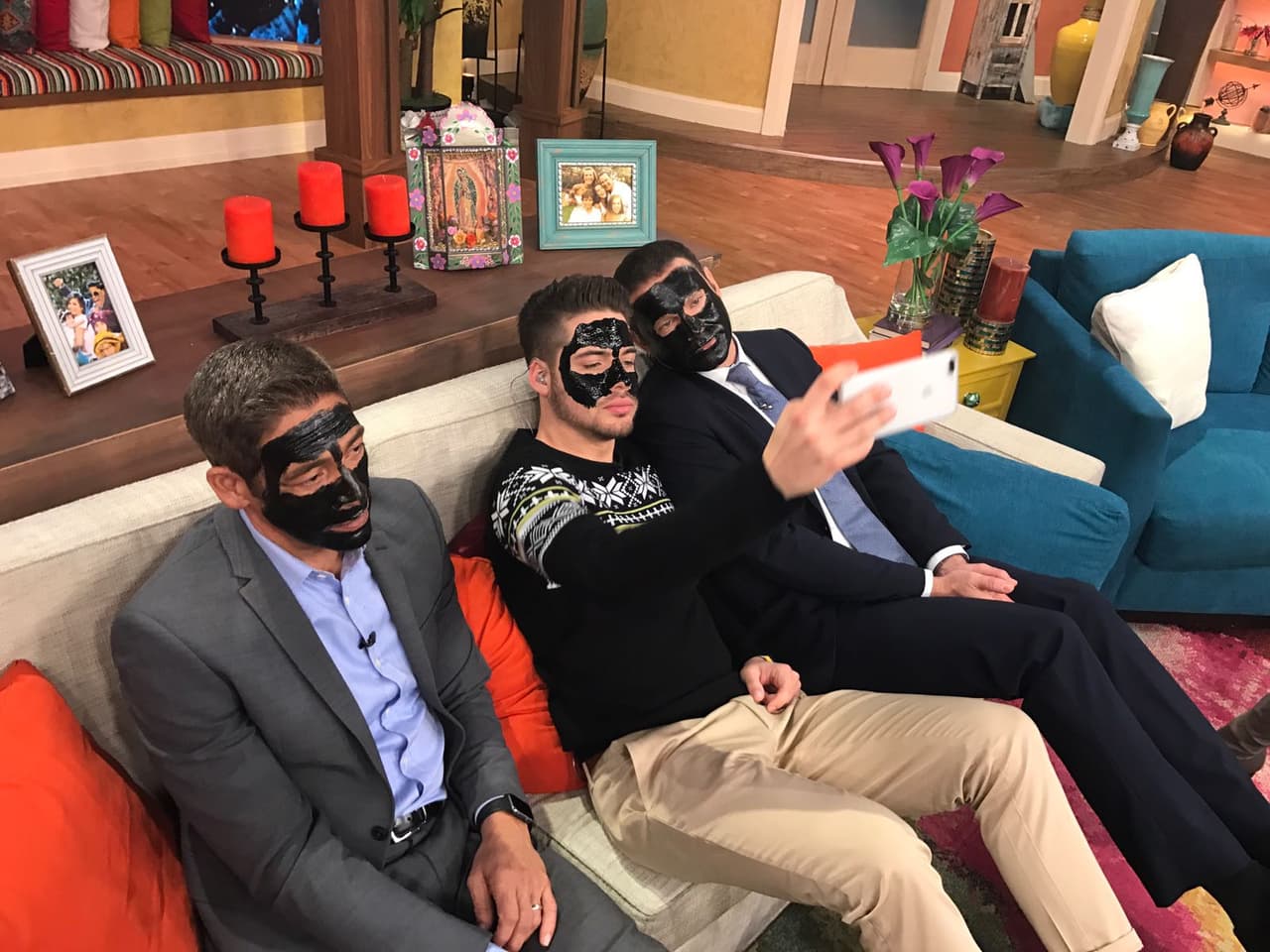 Nuestro trío de galanes aprovechó el tiempo para tomar la selfie del recuerdo.