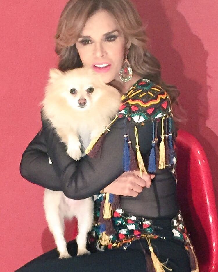 Lucía Méndez lleva a la pequeña Aura a todas partes y la consiente como una princesa.