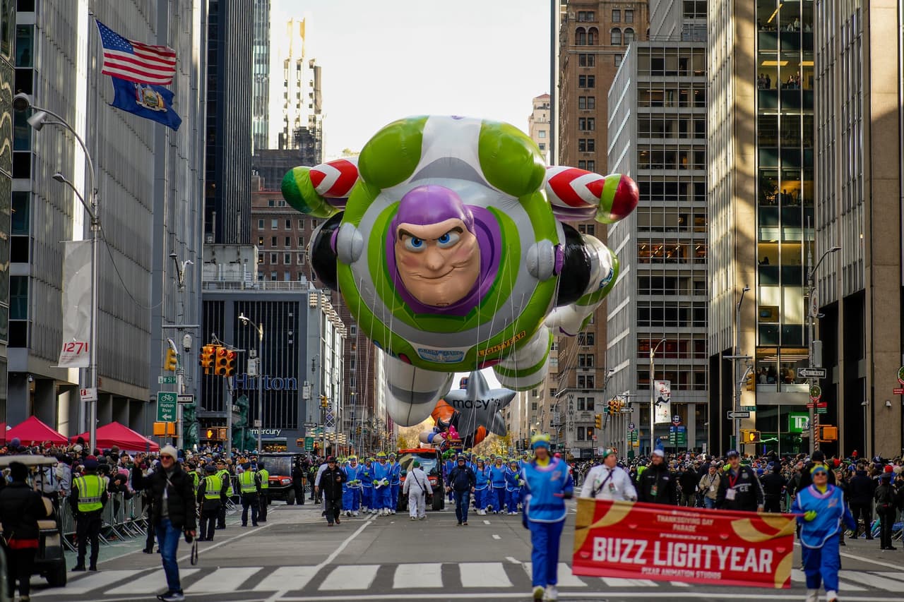 <b>Buzz Lightyear, otro de los estrenos</b>, avanzó por el cielo de Manhattan con un diseño renovado que atrajo a los seguidores de la saga Toy Story y captó la atención de nuevos públicos.