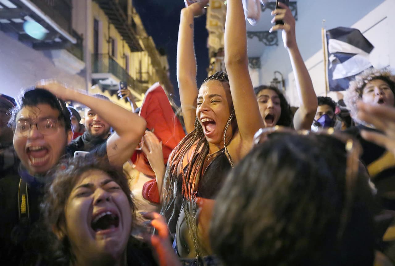 Cientos de personas celebraron en las calles el anuncio de la dimisión de Ricardo Rosselló como gobernador de Puerto Rico, tras dos semanas de intensas protestas por la revelación del contenido de un chat entre él y altos funcionarios de su gobierno en el que se intercambiaban mensajes en términos despectivos, misóginos y homofóbicos hacia adversarios políticos y figuras públicas.