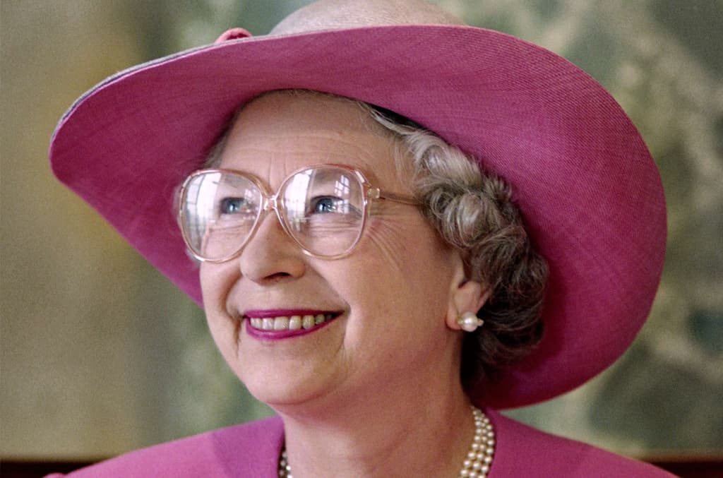 Los sombreros protegido a la Reina de los rayos solares.