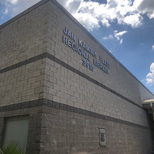 <b>Jan Kaminis Platt Regional Library</b>
<br>Disfruta de libros, rimas, canciones y actividades que toda la familia en la biblioteca
<i>Jan Kaminis Platt Regional Library</i>. Este atractivo programa ofrece interacción social y desarrolla habilidades de lectura. Para niños de 2 a 7 años y sus padres.
<br>