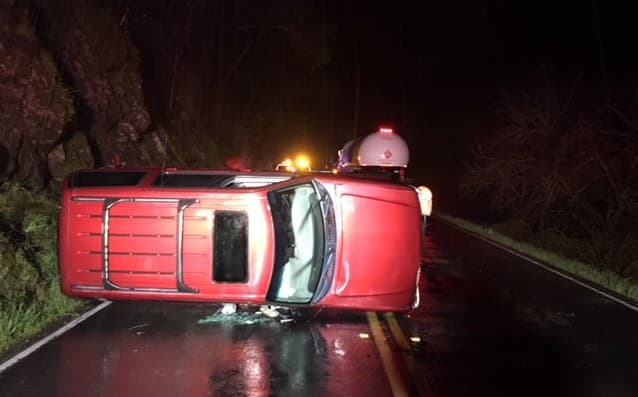 Las lluvias comenzaron a causar estragos desde la noche del martes. Por la madrugada, este conductor del condado de Marin perdió el control de su camioneta debido a las carreteras mojadas.