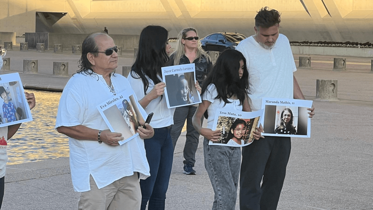 Los manifestantes sostuvieron pancartas con los rostros y los nombres de las víctimas en la masacre de Uvalde.