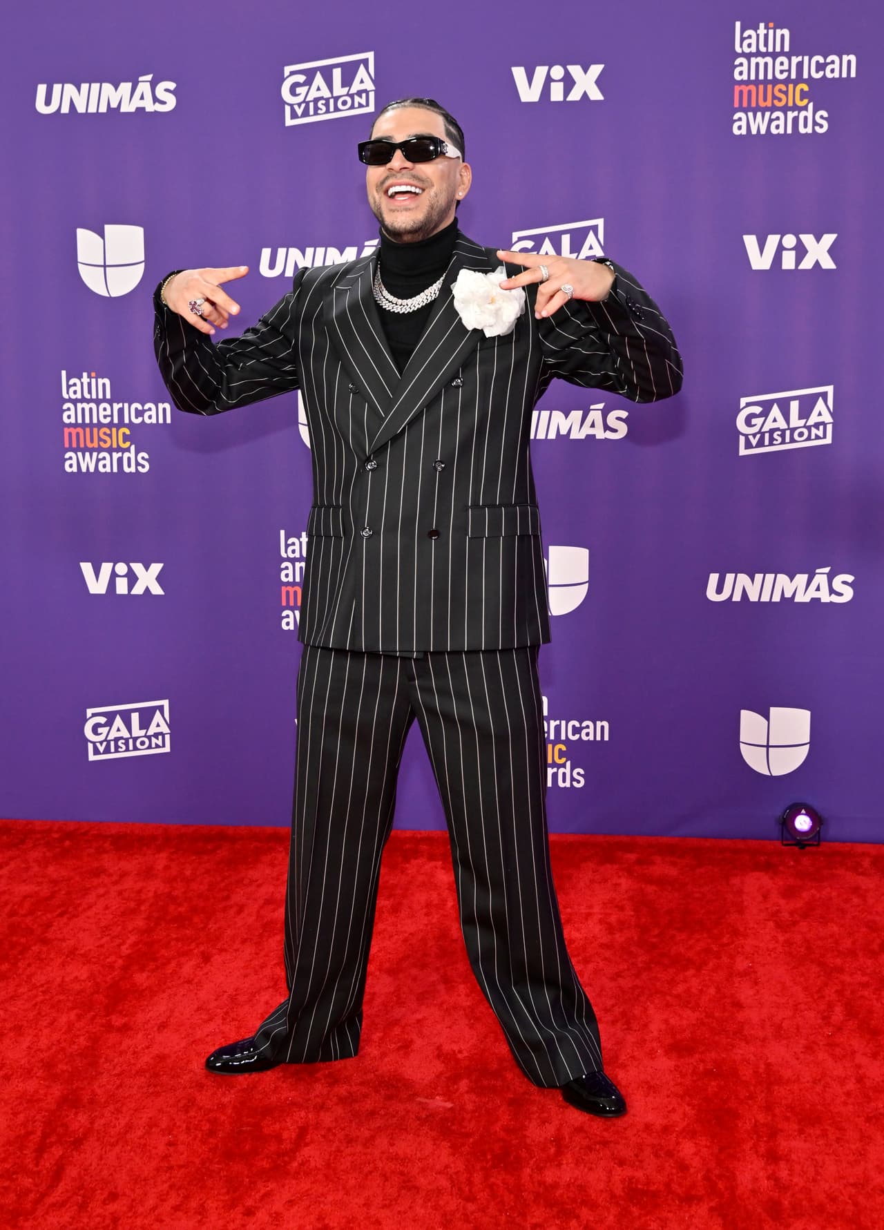 <b>Ryan Castro </b>llegó con un traje sastre casual.