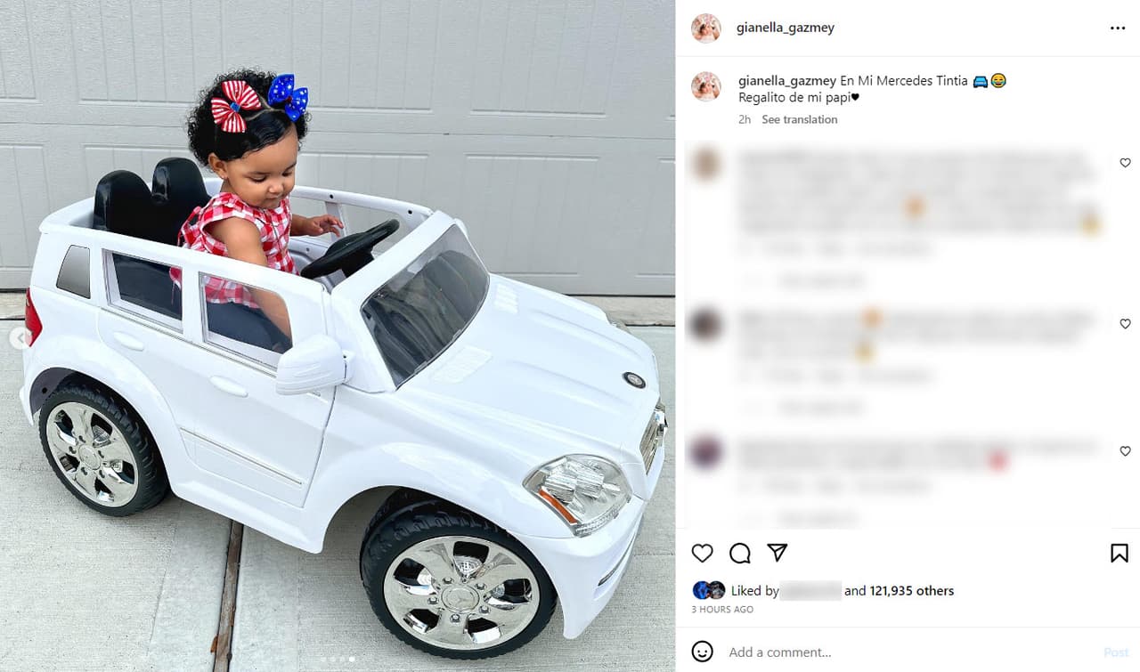 Gianella Gazmey posa con el regalo que le dio Anuel.