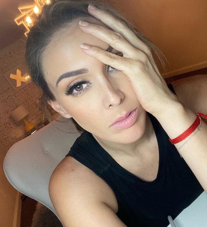 Fuentes reveló que su esposa es tan poco paciente con las niñas cuando funge como maestra que incluso
<b> <a href="https://www.univision.com/famosos/jacky-bracamontes-quiso-celebrar-a-los-padres-y-por-poco-le-quema-la-casa-a-su-comadre-video" target="_blank">"pierde los estribos". </a></b>
<br>