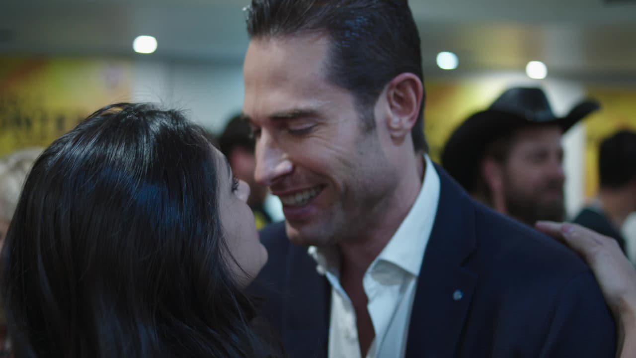 Como todo protagonista, el amor fue parte fundamental de su vida. Miguel Garza encontró el amor con Adela Cruz (Renata Notni).