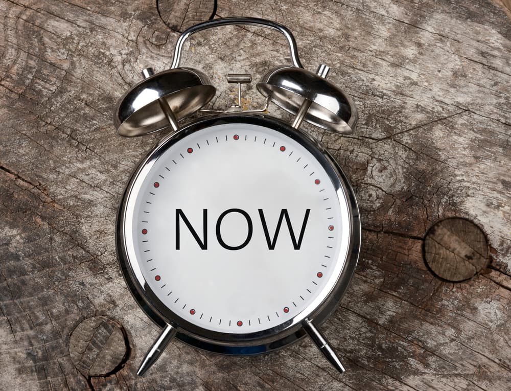 Nos indica que debemos vivir en el presente siempre, sin descuidar nuestros planes futuros, pero disfrutando lo que tenemos no vaya a ser que lo perdamos, como le pasó a Orfeo.