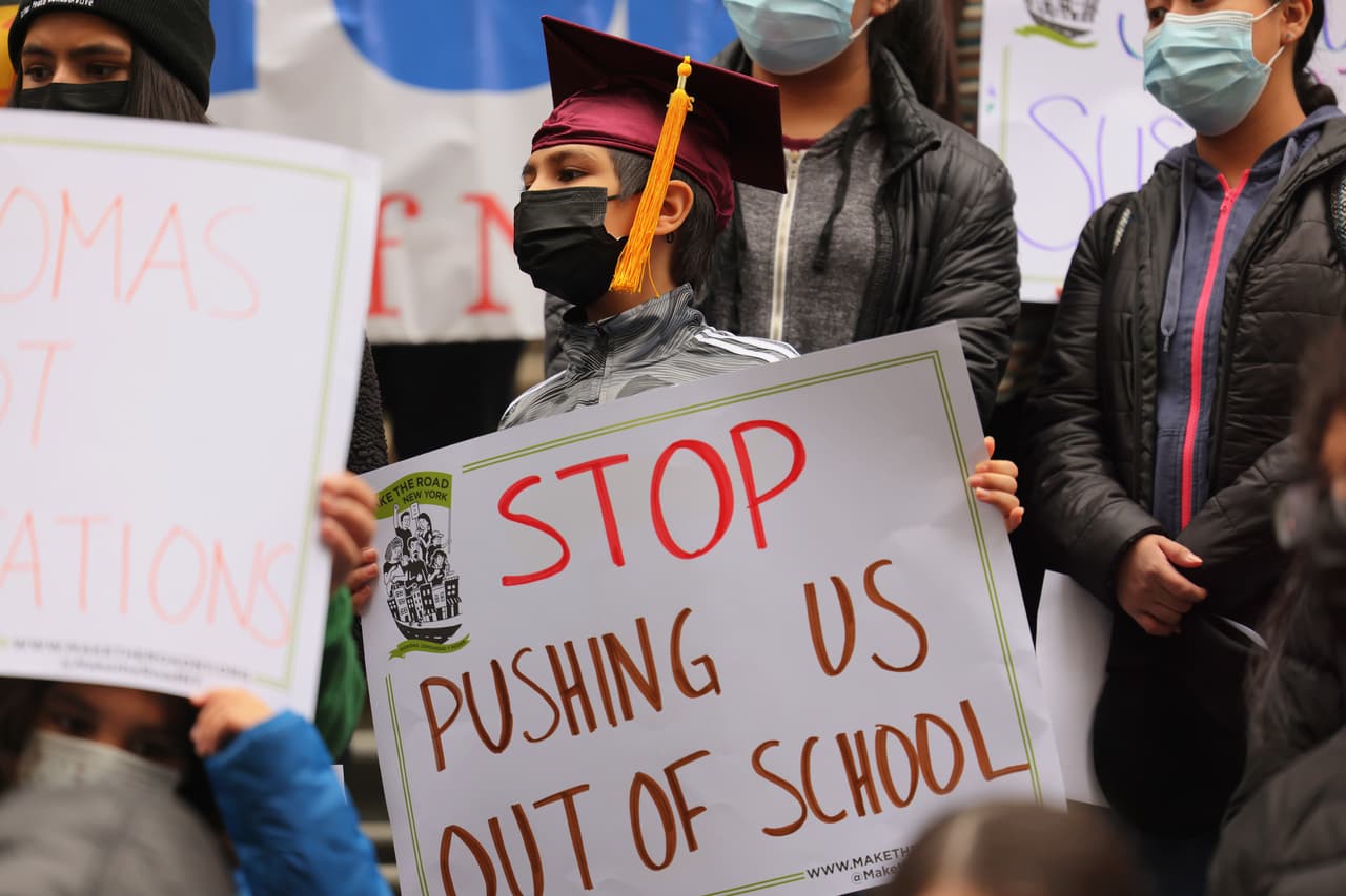 Aseguran que un joven que ha dejado la escuela tiene el triple de probabilidades de terminar en el sistema juvenil de justicia.