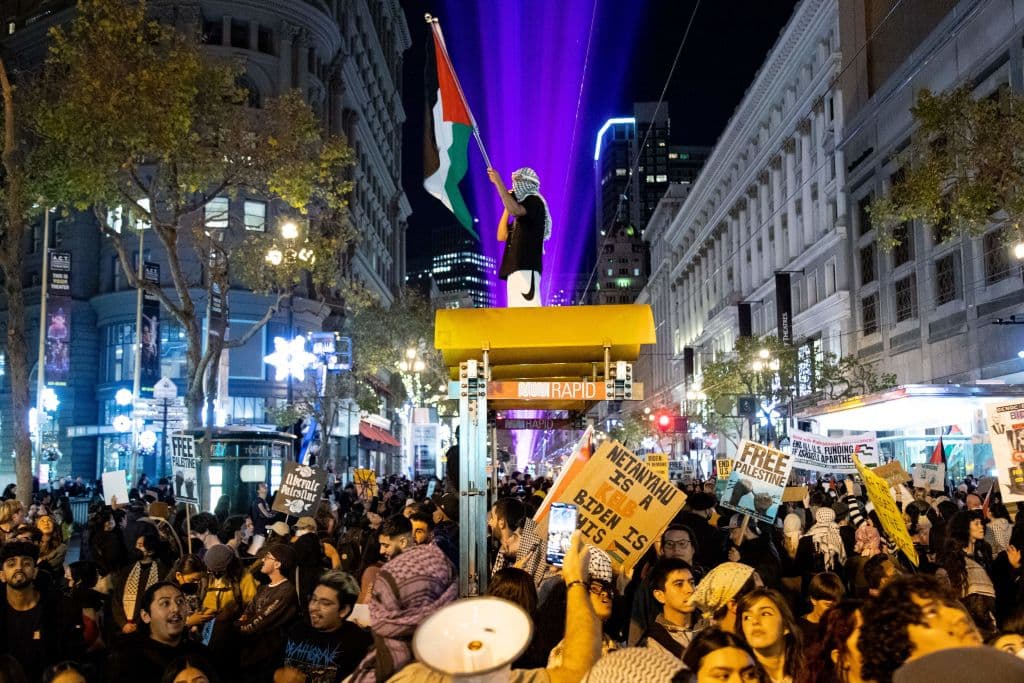 Decenas de manifestantes pro Palestina se plantaron este martes en San Francisco, cerca del lugar donde se lleva a cabo la cumbre APEC.