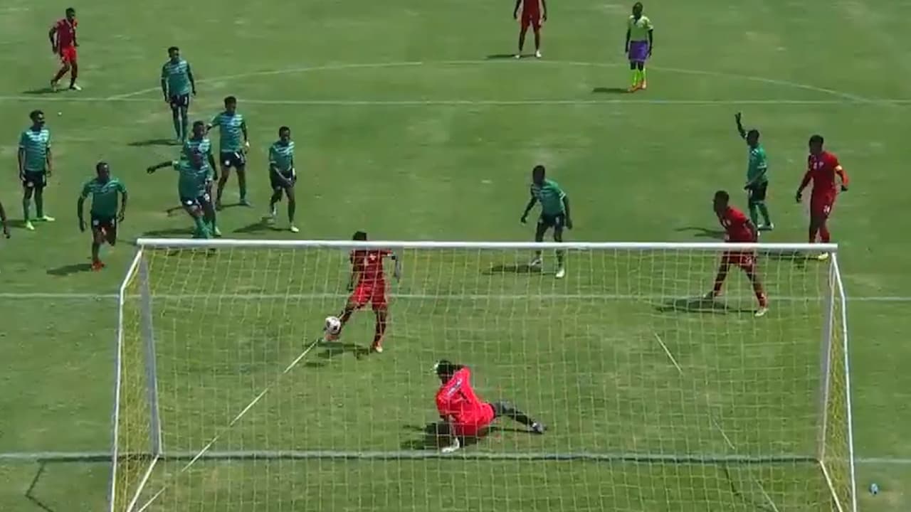 ¡Hay de errores a errores! Increíble forma de fallar solo ante el arco rival