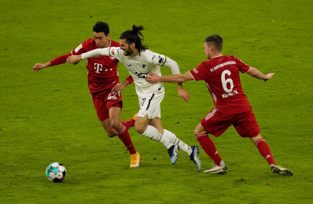 Bayern aprovechó la localía y goleó 4-1 al Hoffenheim. Los bávaros dominan la competencia con 45 unidades; Hoffenheim se quedó con 22.