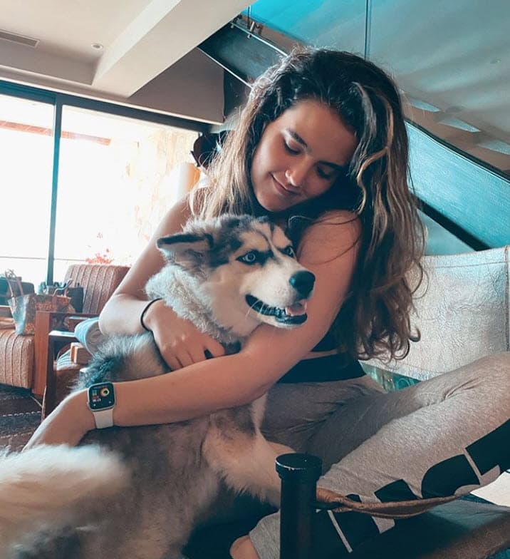 "Mi papá 
<b><a href="https://www.univision.com/shows/el-gordo-y-la-flaca/hija-de-alejandro-fernandez-defiende-a-su-padre-por-el-momento-en-el-que-causo-panico-a-los-pasajeros-de-un-avion-video" target="_blank">hizo un refugio por si el mundo se acababa</a></b> y decíamos que nunca lo íbamos a utilizar, pero al parecer sí. Está en medio de la nada, pero no me dejan decir ni siquiera dónde es", contó la joven de 22 años.
<br>