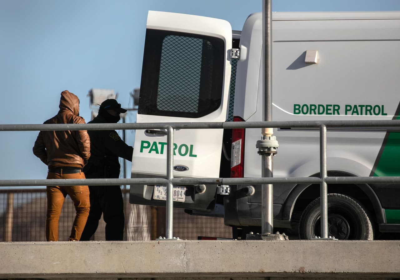Un agente de la Patrulla Fronteriza detiene a un migrante que cruzó ilegalmente la frontera cerca de Ciudad Juárez, México. En febrero fueron arrestadas unas 100,000 personas en la frontera sur, entre ellas casi 10,000 menores no acompañados, un aumento del 28% respecto a enero, según las autoridades.