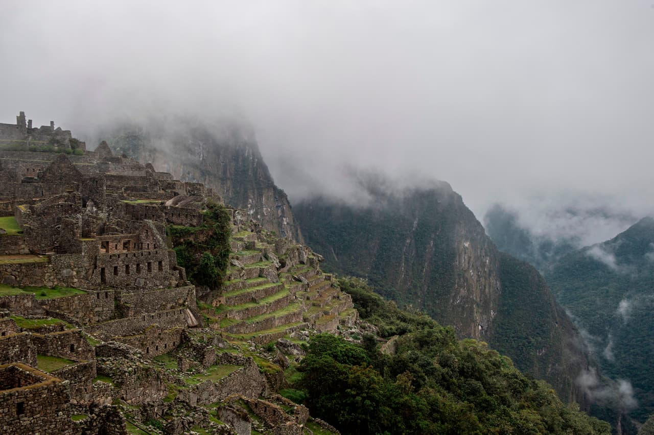 <b>Categoría 3: Perú</b> 
<br>El gobierno peruano ha informado de 1.98 millones de casos y al menos 187,000 fallecimientos desde que comenzó la emergencia sanitaria. Vista aérea de Macchu Pichu, 
<a href="https://wwwnc.cdc.gov/travel/notices/covid-3/coronavirus-peru" target="_blank">en Perú</a>.