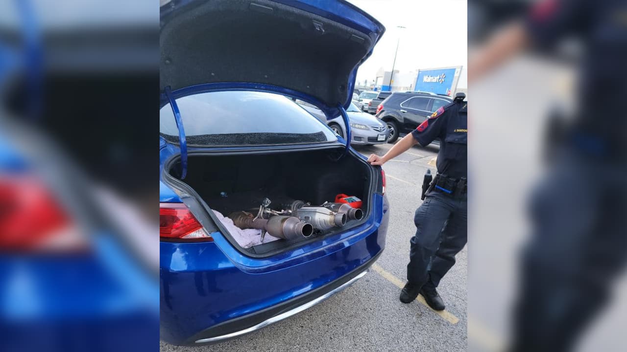 Los convertidores fueron encontrados en una de las cajuelas de un auto de los sospechosos.