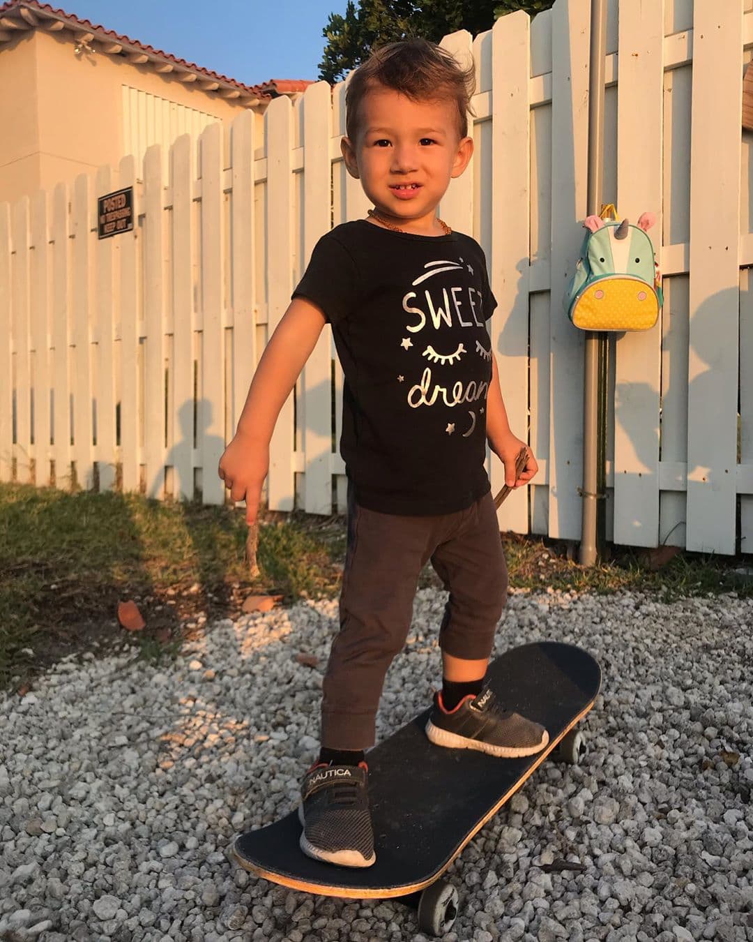Al estar de planta en casa, Alan y su esposa Cristy han hecho de todo un poco para mantener a los más chicos de los Tacher entretenidos y felices. Aquí vemos a Liam aprendiendo a andar en patineta.